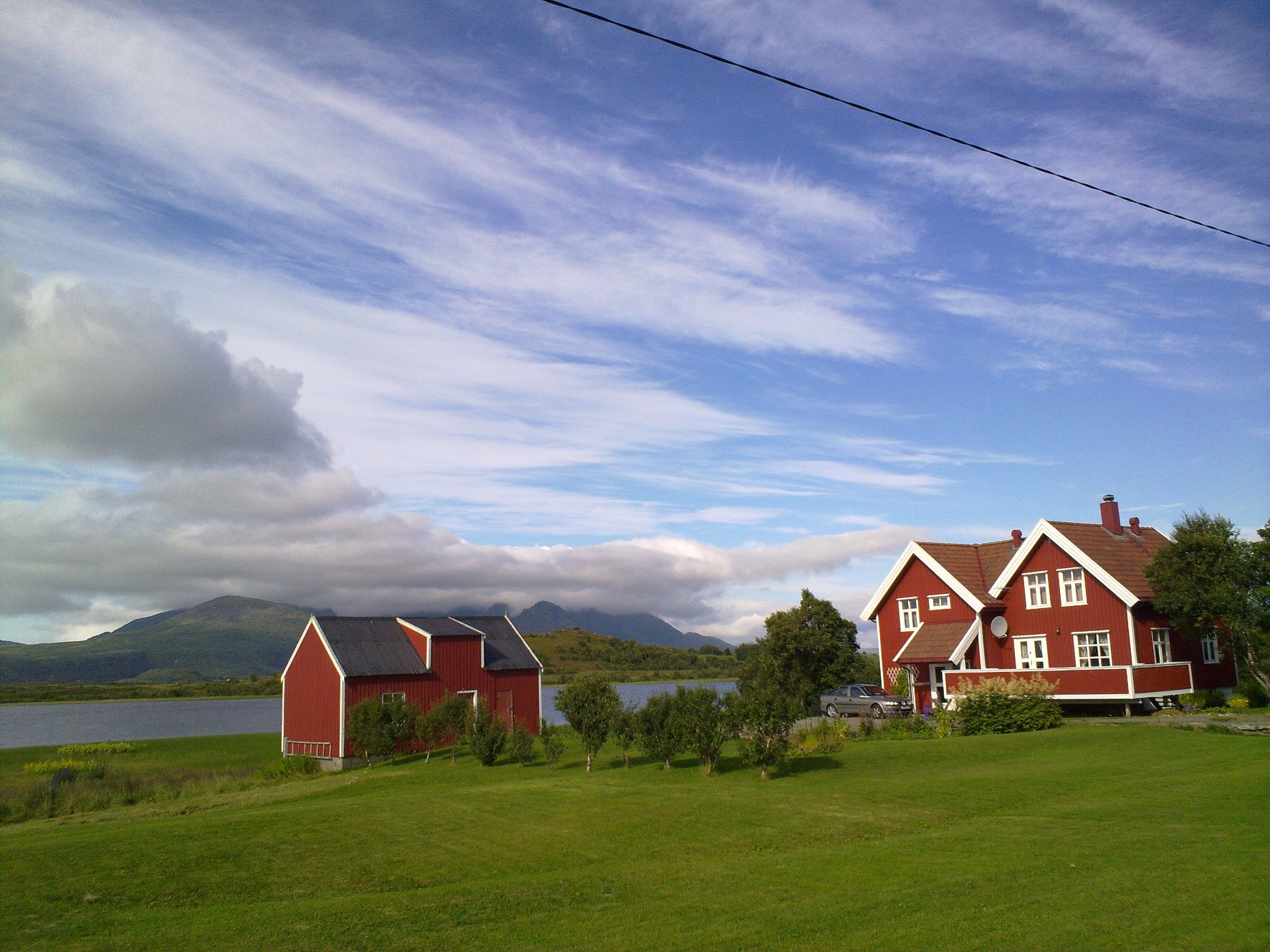 Rote Häuser und ein unglaublich schöner Himmel auf den Lofoten
