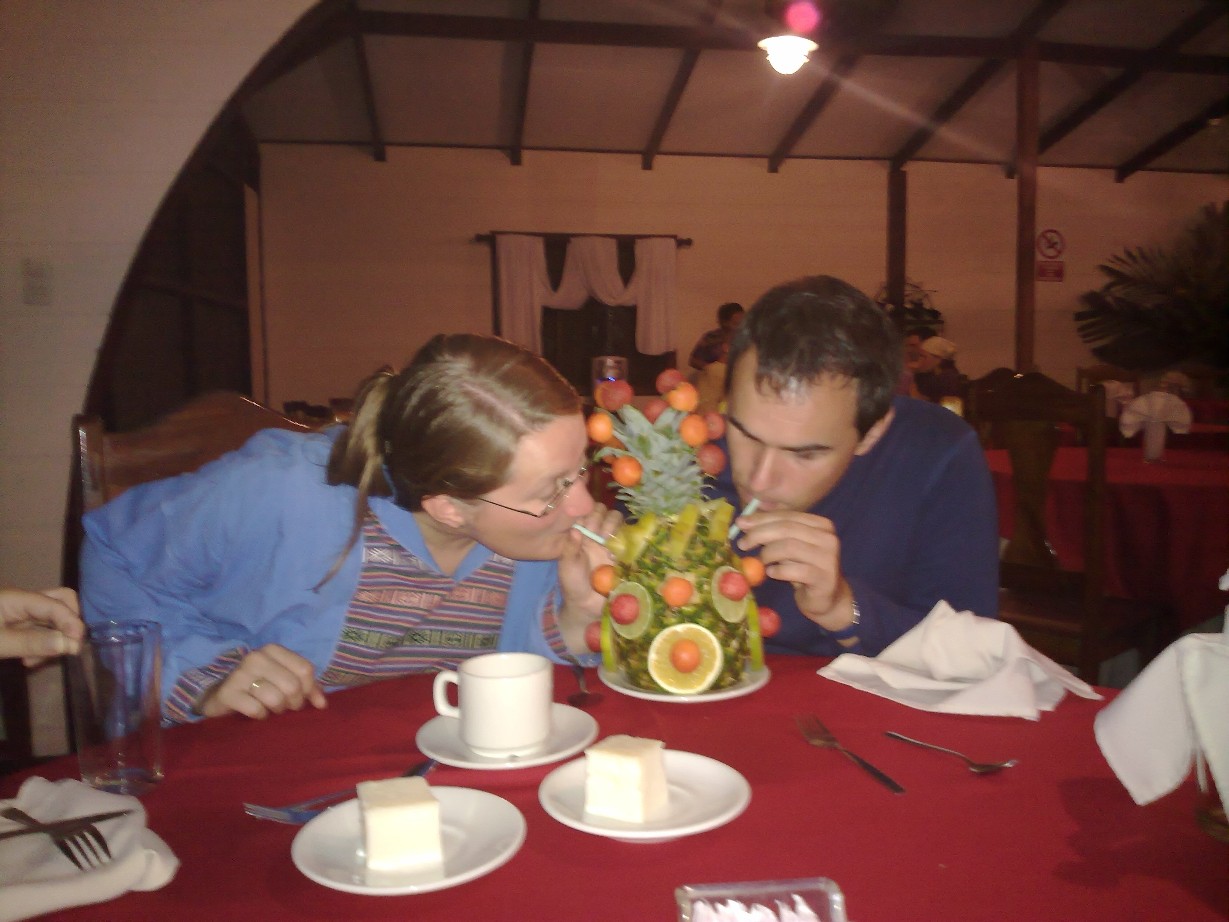 Christina und David schlürfen Pina Colada aus einer ausgehölten Ananas