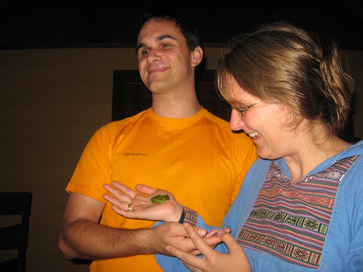 David und christina mit einem Rotaugenlaubfrosch