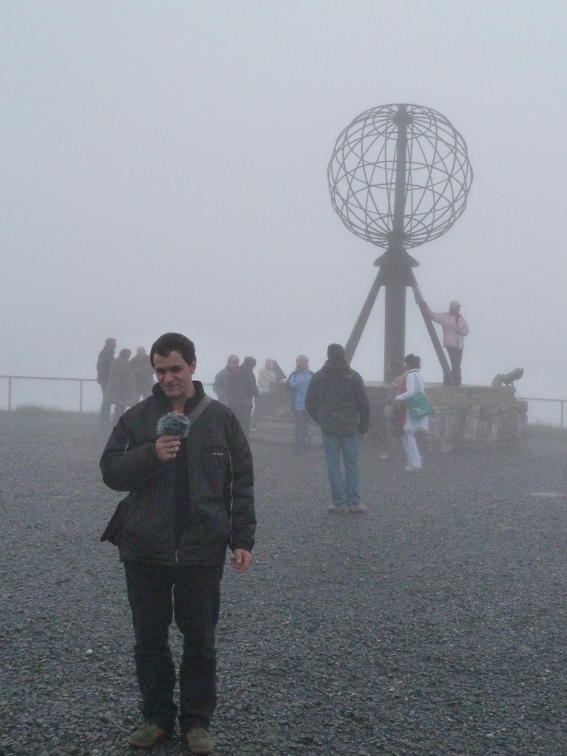 David vor der Meridiankugel auf dem Nordkap im Nebel