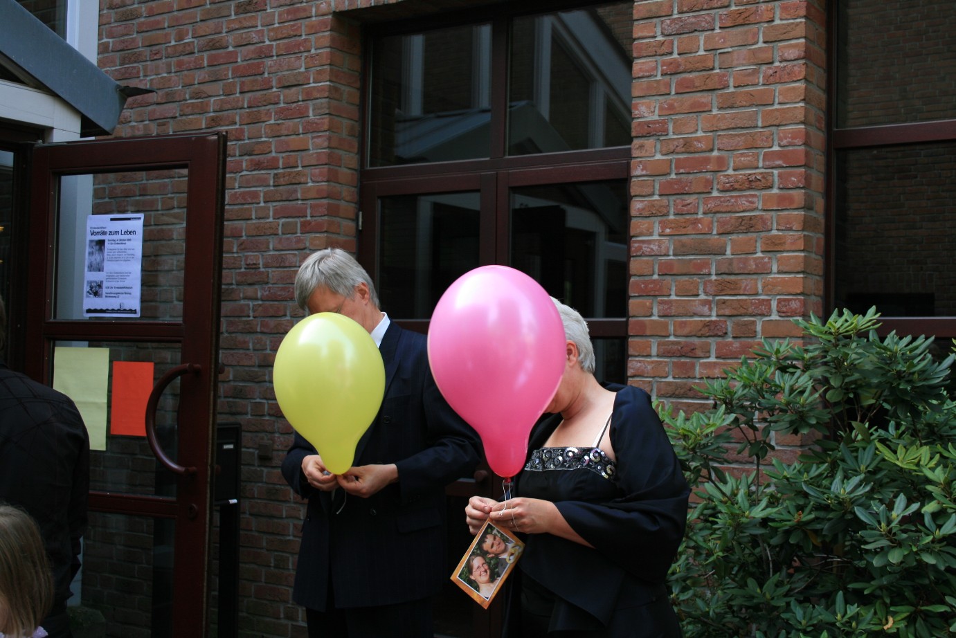 Christinas Eltern lassen Luftballons steigen