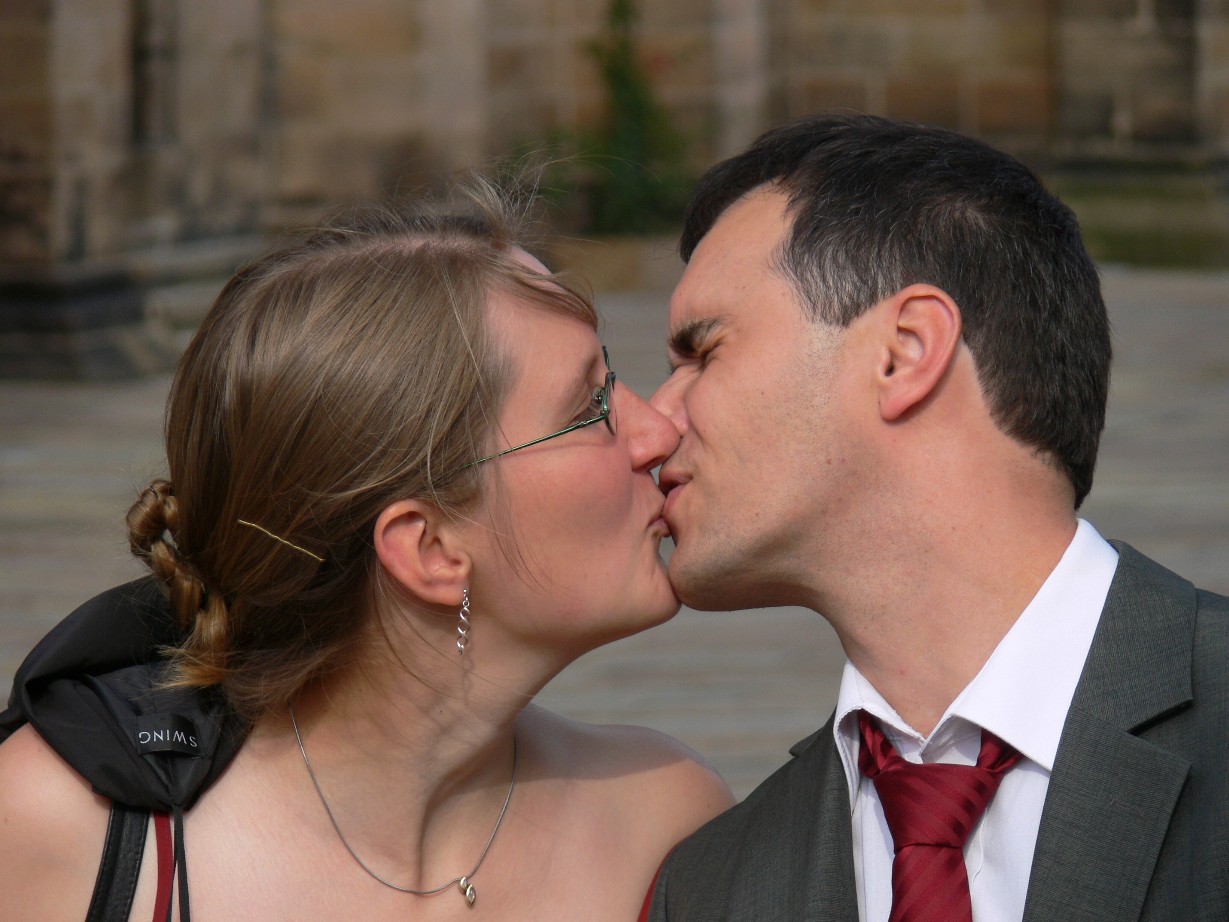 christina und David küssen sich vor der Elisabethkirche