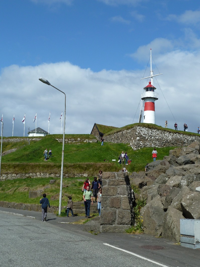 Der Leuchtturm von Torshavn bei der Einfahrt