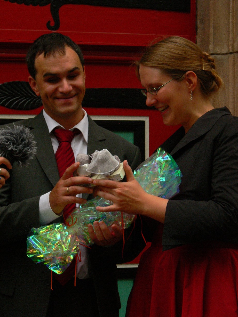 Christina und David mit geschenkten Brautbärchen
