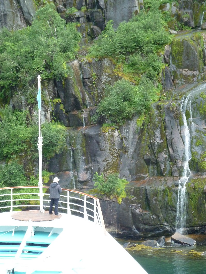 Ein Wasserfall im Trollfjord